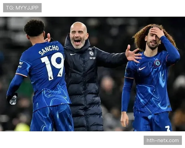 哈维·西蒙斯技术细腻，本赛季表现稳健